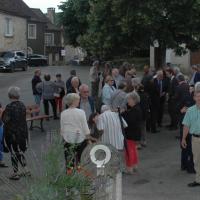 Les invités arrivent sur la place