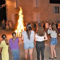 le feu de la St Jean, la ronde se forme