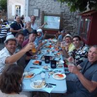 les musiciens à table à leur tour